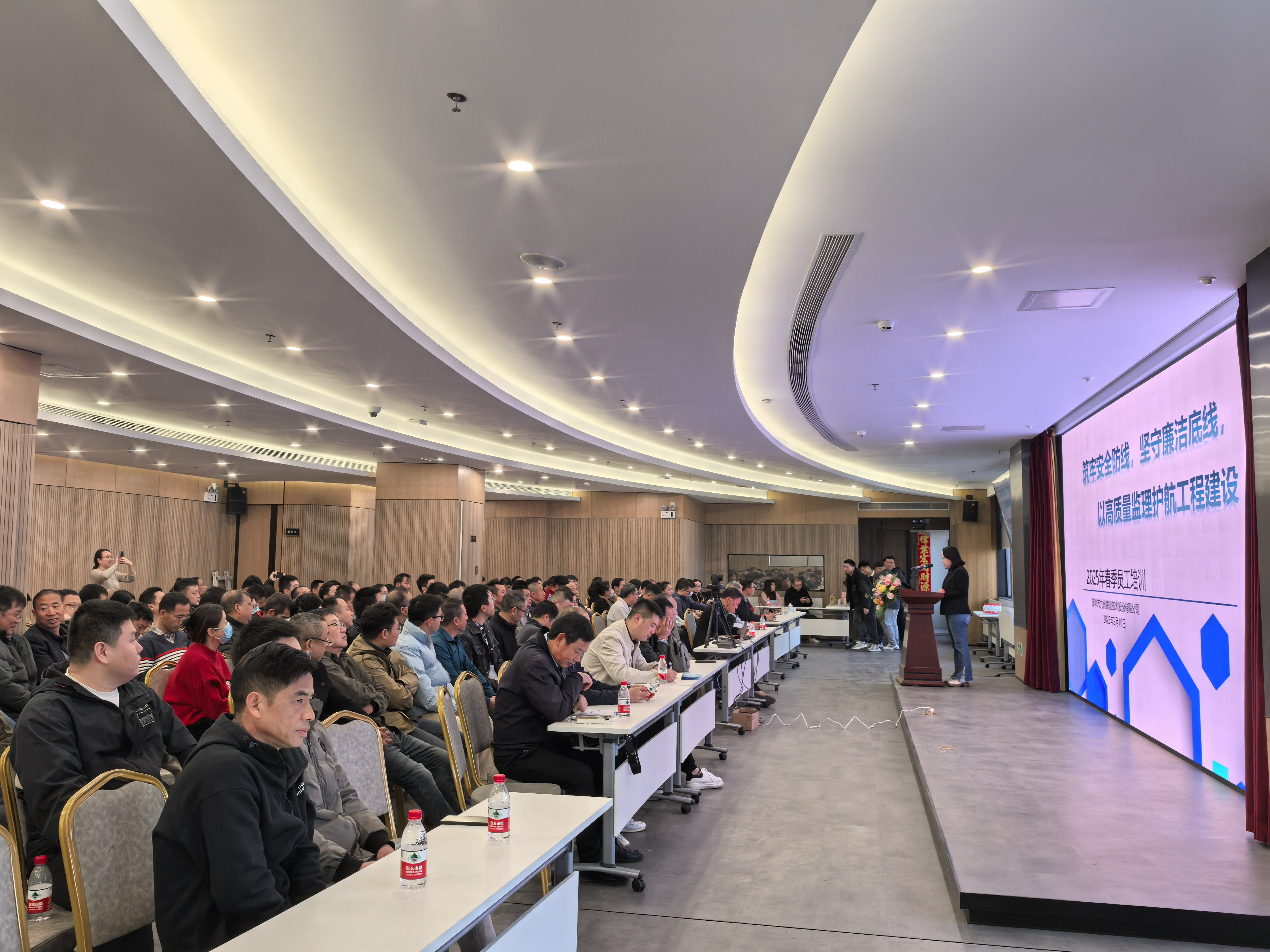 不负春光起好步，乘势而上开新局